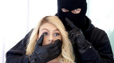 Молодых дома на кровати