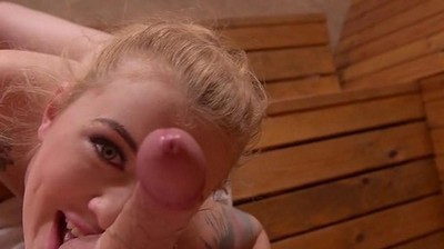 Зрелые большими сиськами мастурбирует