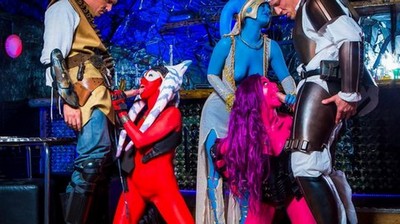 Молодой парень гости пришел