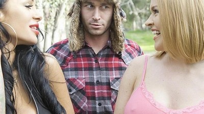 Две подружки с парнем