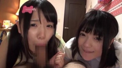 Две милфы с молодым