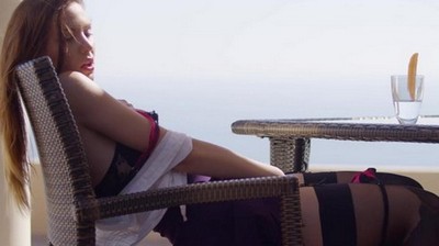 Заставляют лизать ноги парни